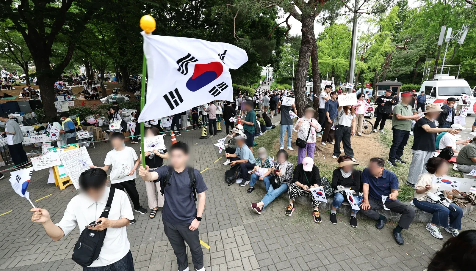 South Korea election protests: Thousands rally 3rd day over ballot shortages