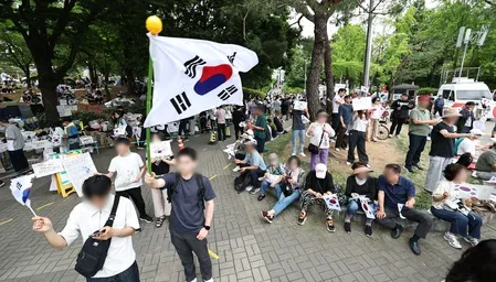 South Korea election protests: Thousands rally 3rd day over ballot shortages
