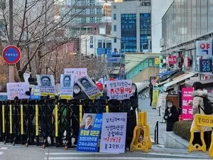 Protests Erupt in South Korea: Yoon's Supporters Rally Outside Judge's Alleged Residence