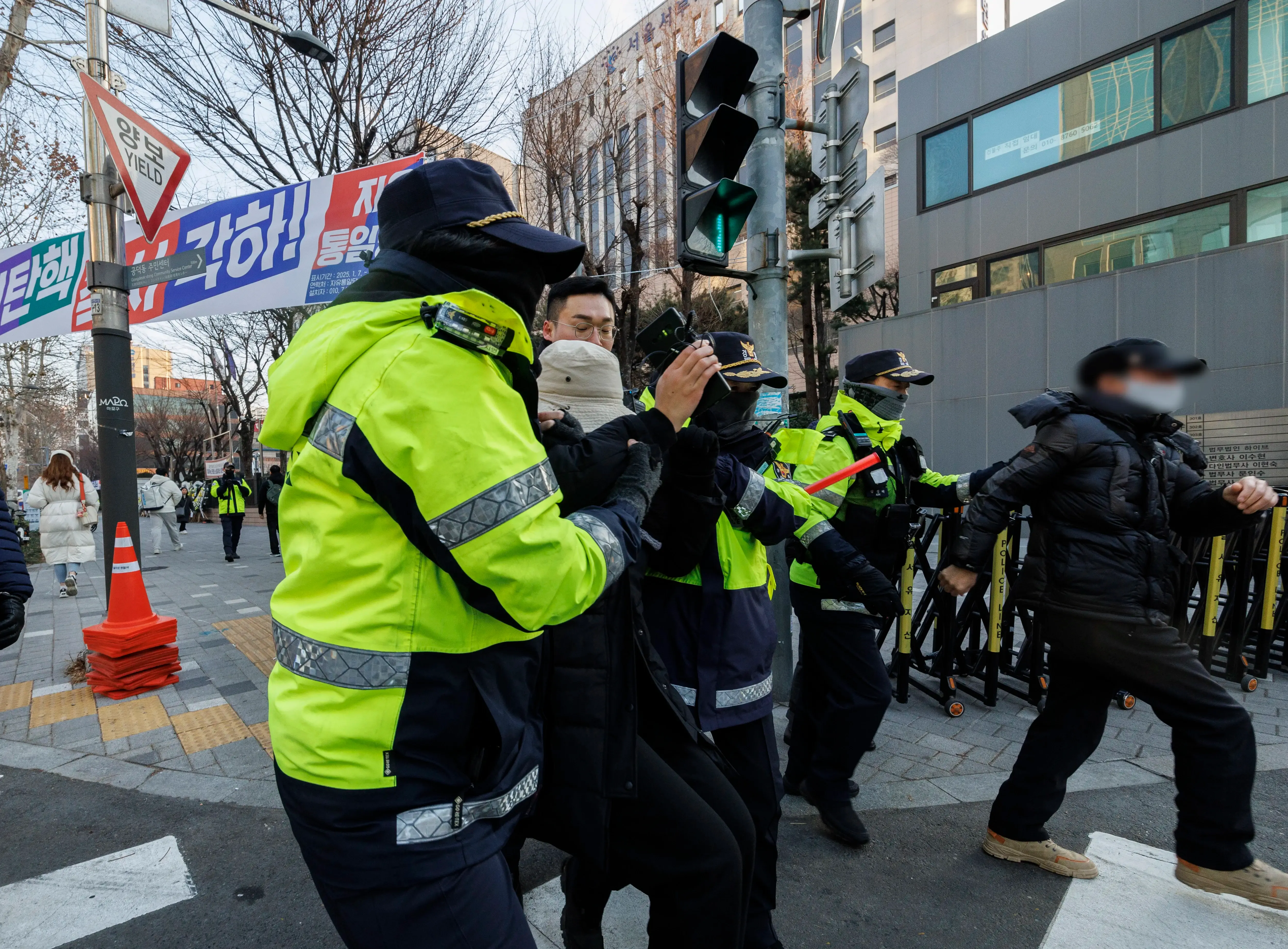 South Korean President Yoon's Backers Hold Overnight Protests at Seoul Court