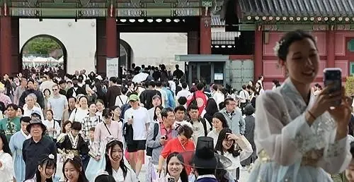 Is the South Korean government enabling foreigners to use public transit with credit cards?