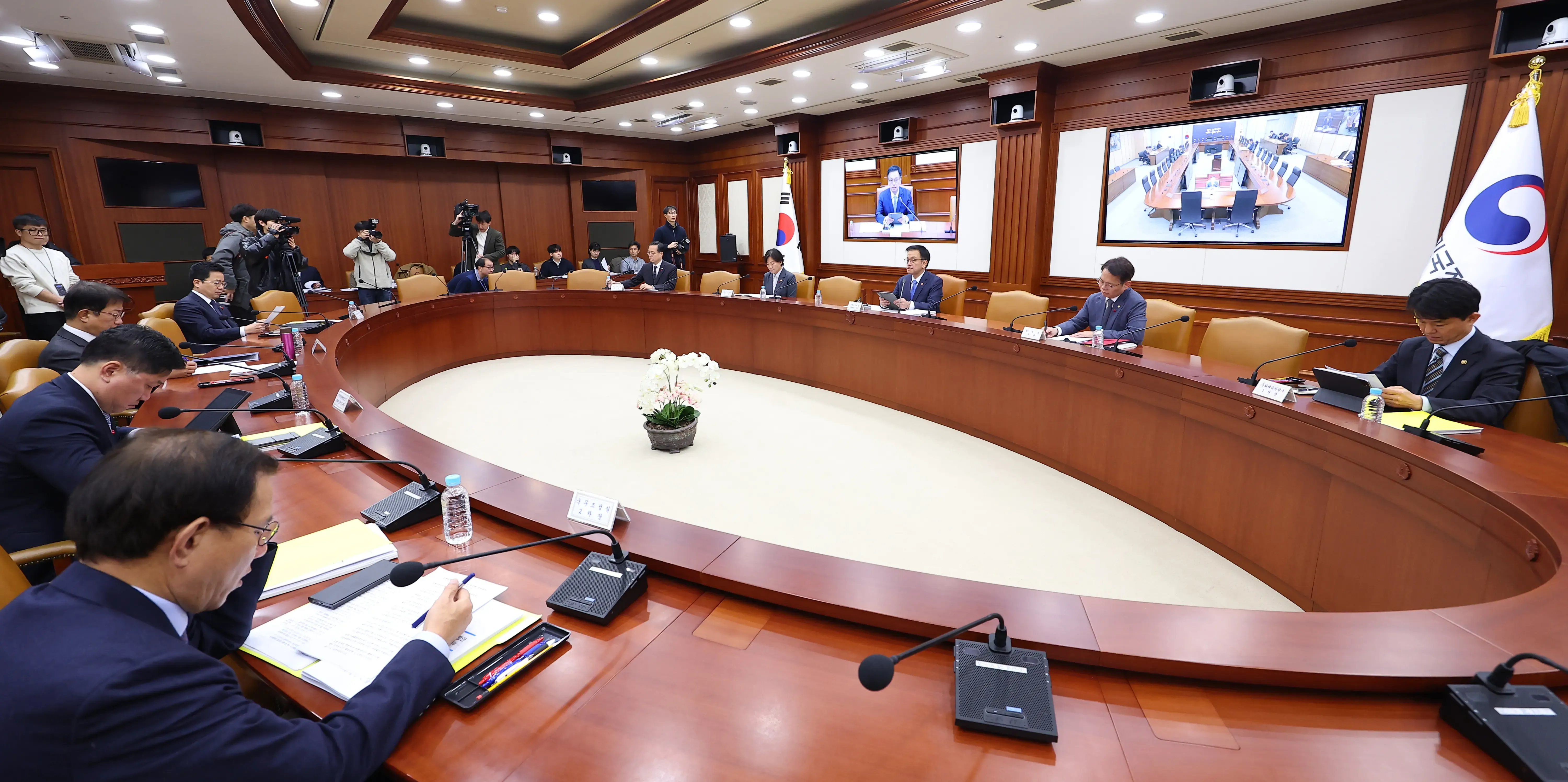 South Korean Authorities Introduce Initiatives to Enhance Corporate Investment Amid Political Crisis