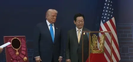 Did South Korean President Lee Jae Myung Gift Trump an Ancient Crown?
