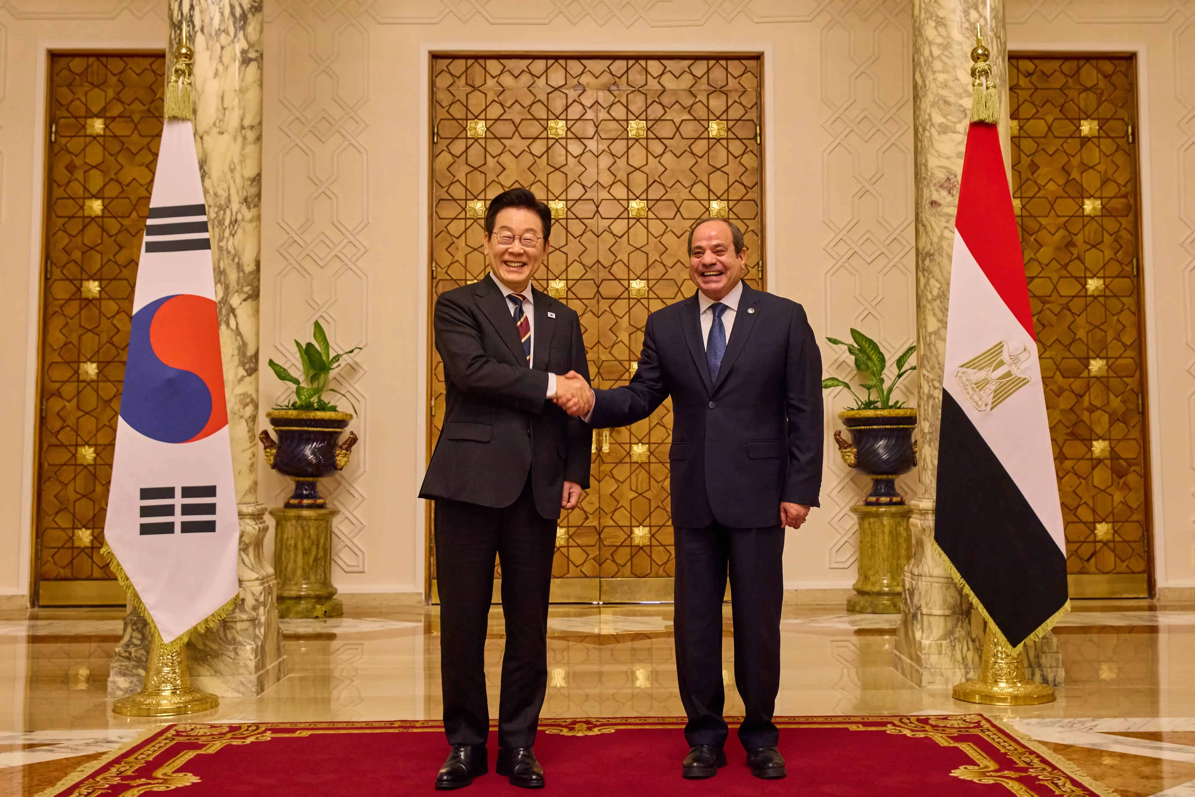How did South Korean President Lee and Egyptian counterpart El-Sisi agree to enhance regional peace cooperation?