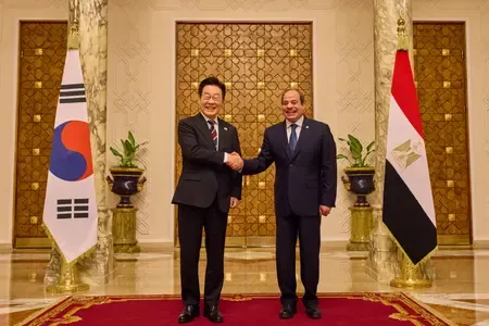 How did South Korean President Lee and Egyptian counterpart El-Sisi agree to enhance regional peace cooperation?