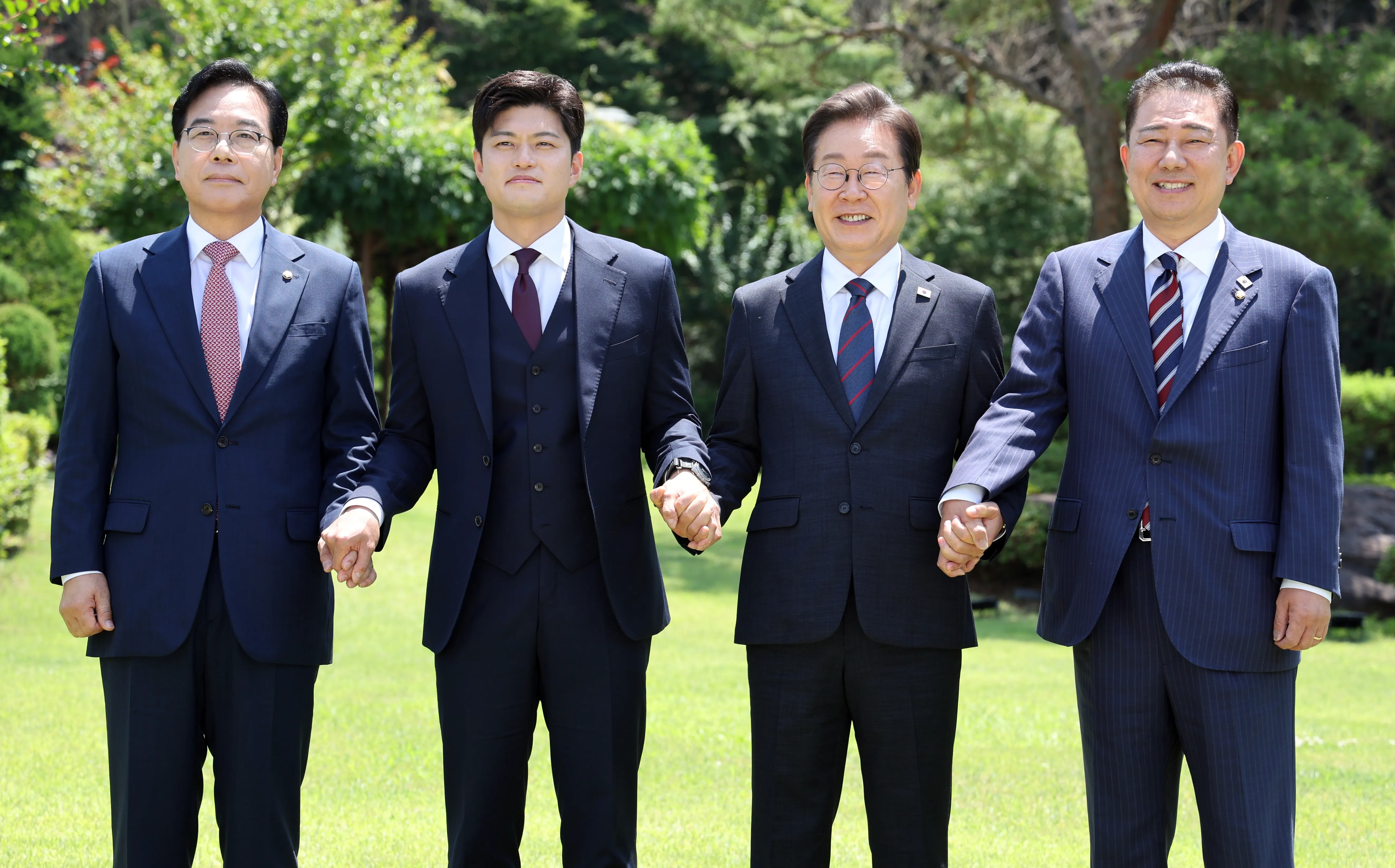 Did South Korean President Lee Meet with Party Leaders?