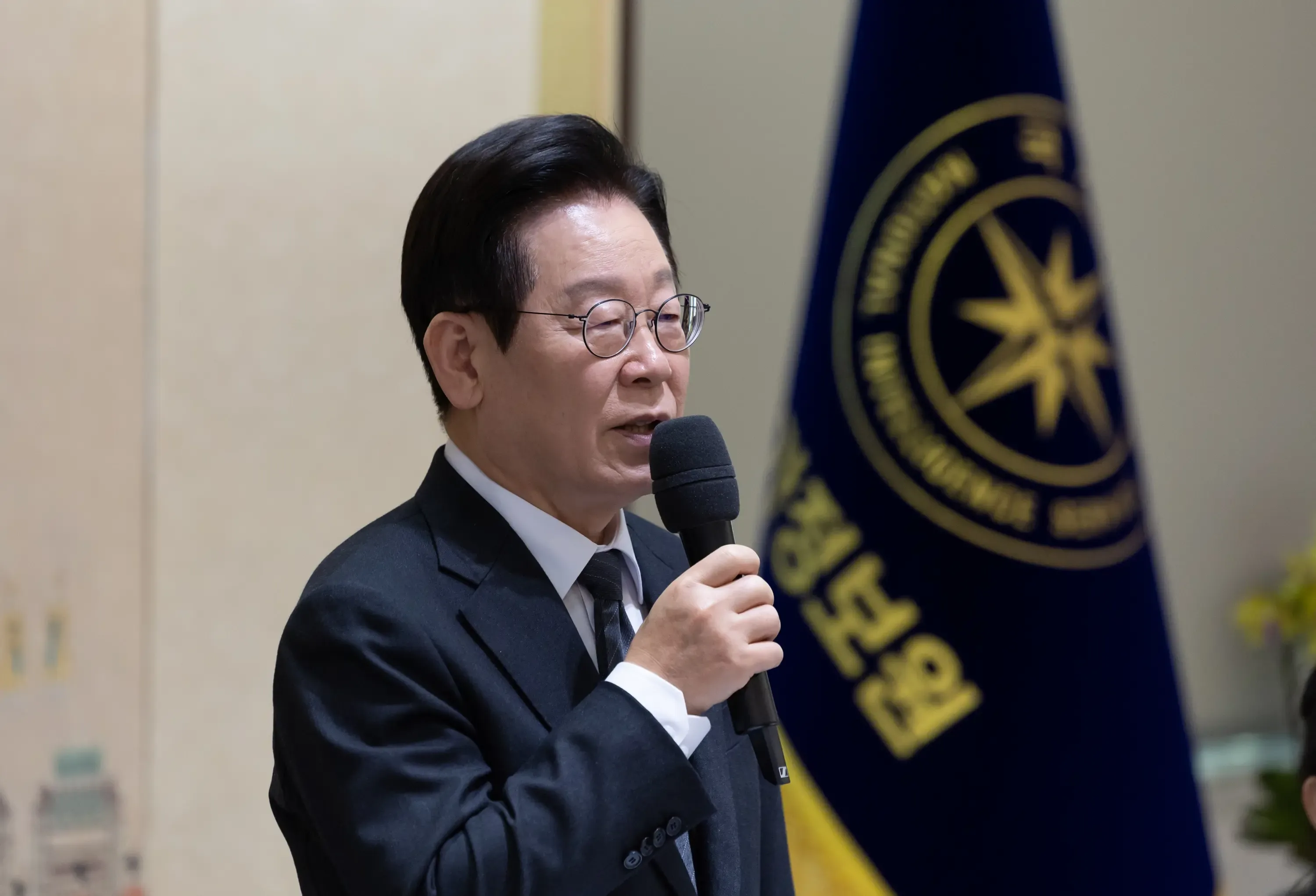 How is South Korean President urging the spy agency to uphold its original mission?
