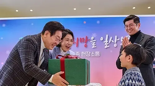 How does South Korean President wish everyone a warm Christmas and pledge to improve lives?