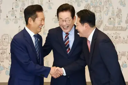 South Korean Prez Lee holds meeting with leaders of ruling, opposition parties