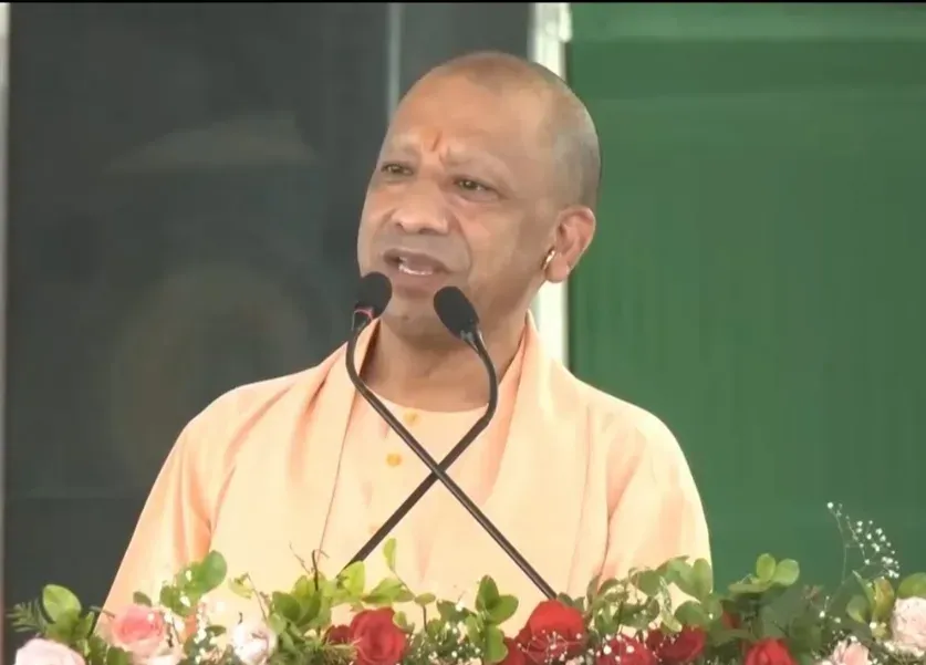 देवरिया में CM योगी का हमला: 'सपा-कांग्रेस राज में न सुरक्षा थी, न विकास — सिर्फ तुष्टिकरण और लूट'