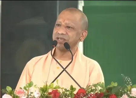 देवरिया में CM योगी का हमला: 'सपा-कांग्रेस राज में न सुरक्षा थी, न विकास — सिर्फ तुष्टिकरण और लूट'