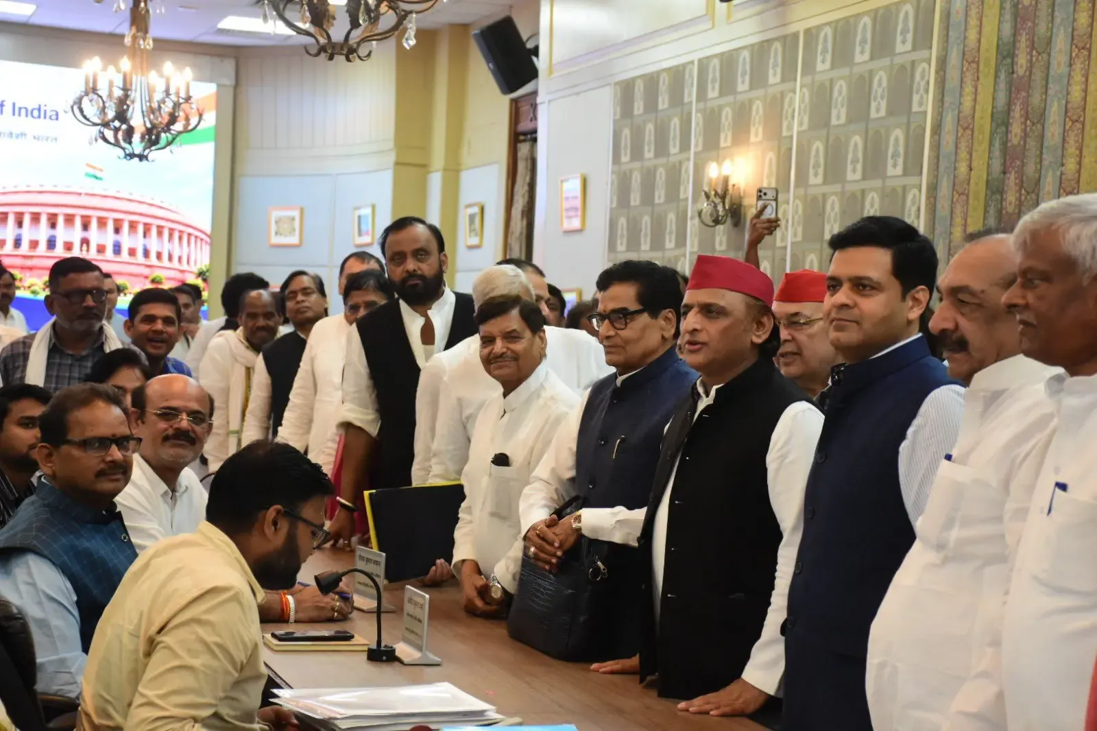 सपा उम्मीदवार धनराज नाथवानी का हलफनामा: ₹105 करोड़ की संपत्ति, पत्नी के नाम ₹265 करोड़ से अधिक