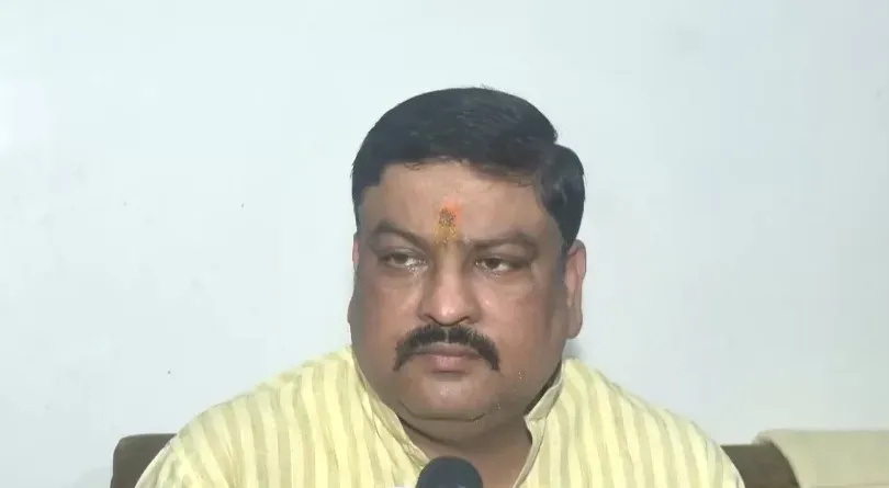 राम मंदिर चढ़ावा चोरी: सपा नेता पवन पांडेय बोले — पोस्टरबाजी से नहीं दबेगा मामला, माँगी सुप्रीम कोर्ट निगरानी