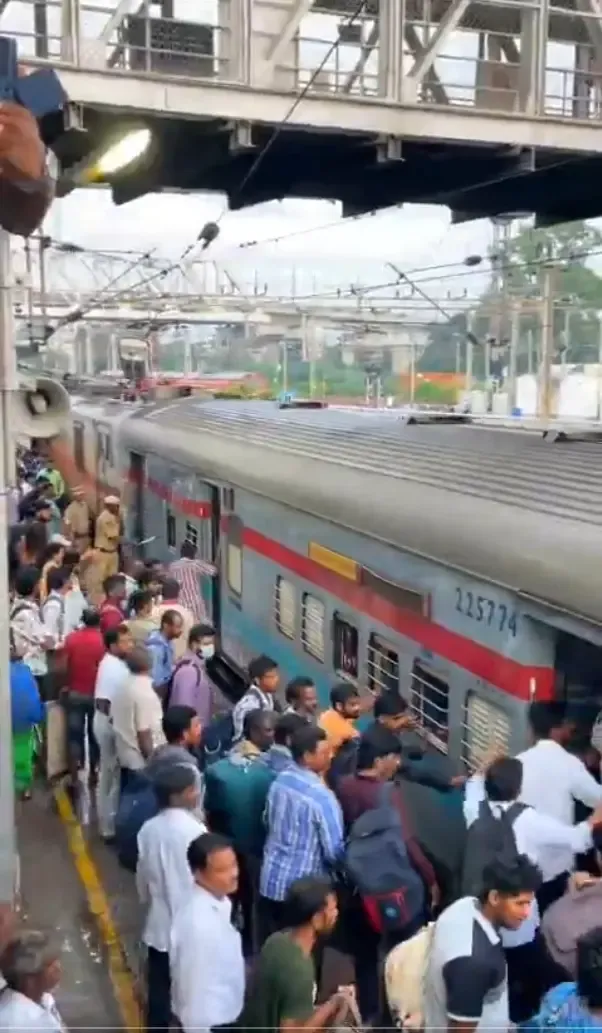 What special trains are being run from Secunderabad to Hazrat Nizamuddin to handle festive rush?