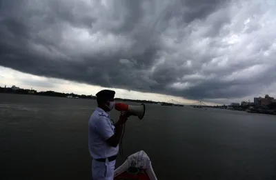 Kolkata's Temperature Drops by 5 Degrees as Squall Hits; Further Thunderstorms Expected
