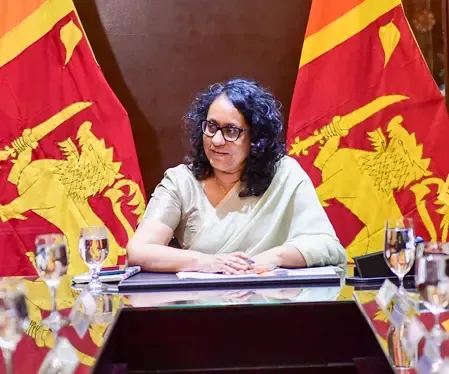 Who Received the Mahatma Gandhi Scholarships in Sri Lanka?