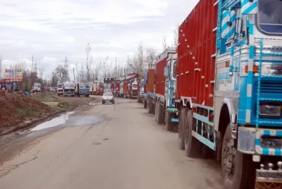 Passenger Traffic Resumes on the Reopened Srinagar-Jammu Highway