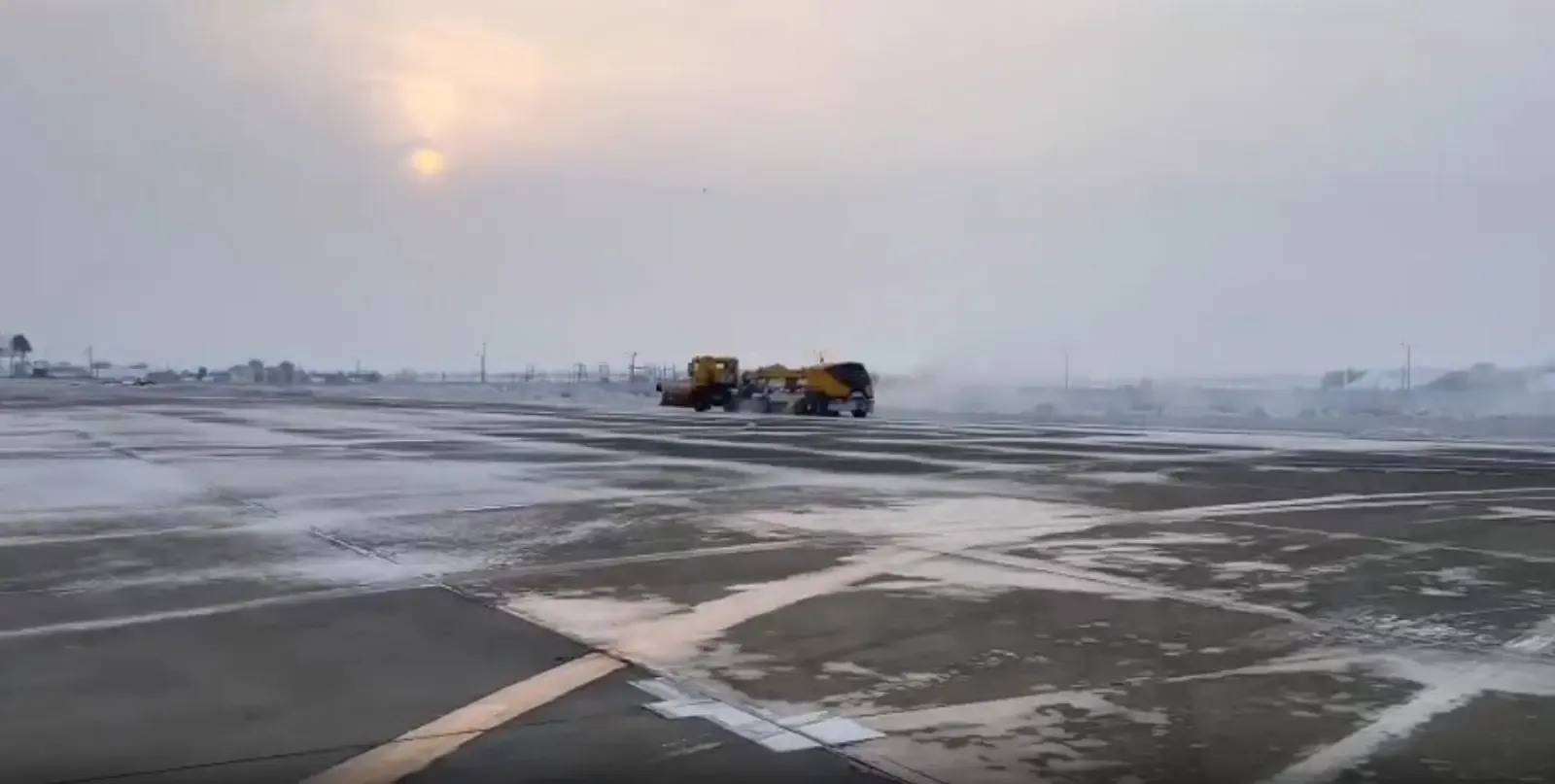 क्या श्रीनगर में भारी बर्फबारी के बाद जम्मू हाईवे पर रास्ते खुल गए हैं?