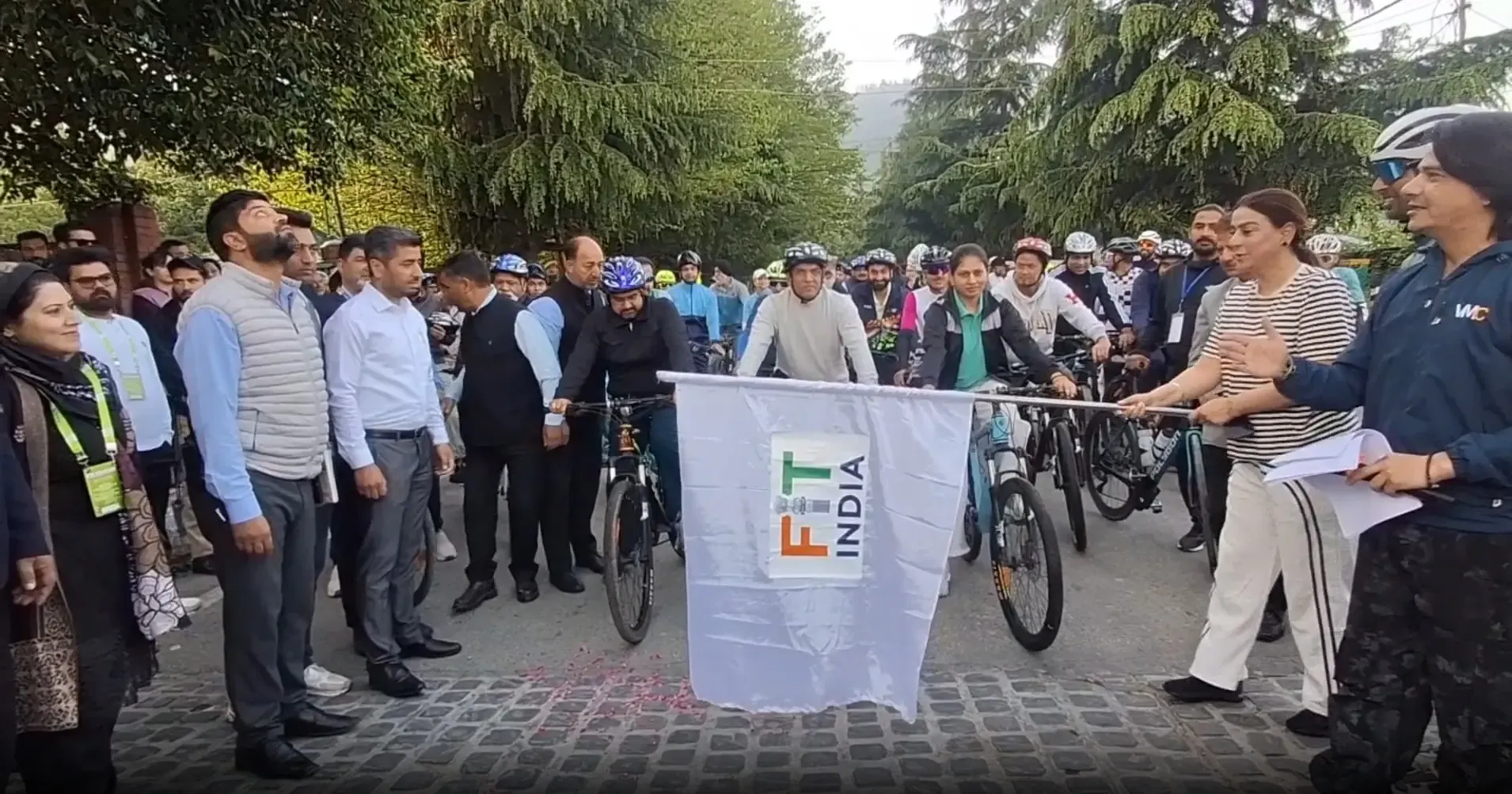 फिट इंडिया संदेश: डल झील किनारे 'संडे ऑन साइकिल', मांडविया बोले — स्वस्थ नागरिक से बनेगा विकसित भारत