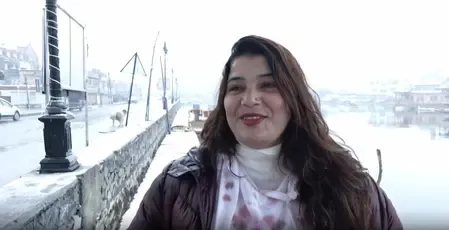 श्रीनगर में पर्यटकों की भीड़, मौसम का लुत्फ लेने पहुंच रहे लोग
