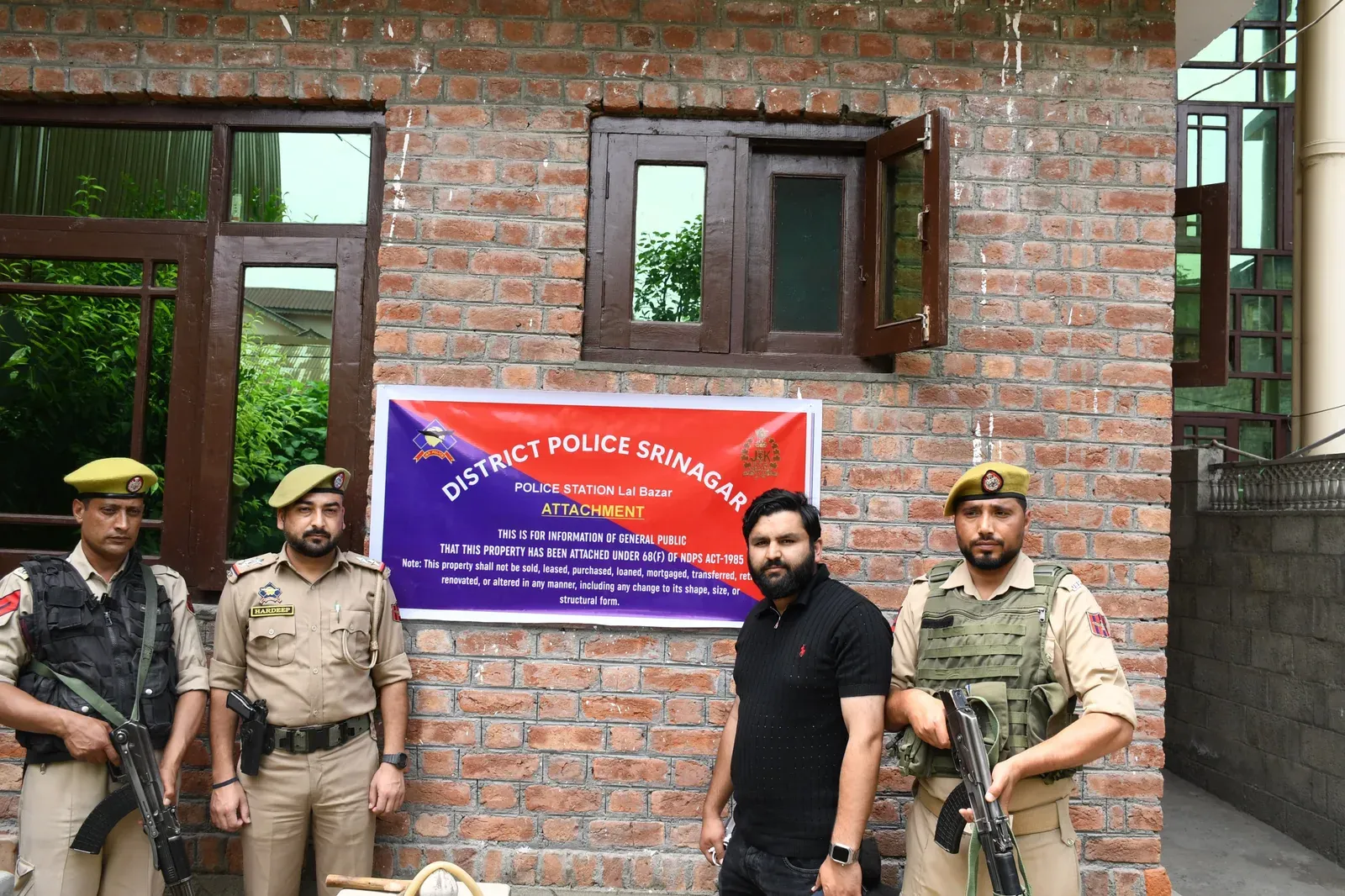 श्रीनगर पुलिस की नशा तस्करों पर बड़ी कार्रवाई: ₹4 करोड़ से अधिक की संपत्तियाँ और वाहन जब्त