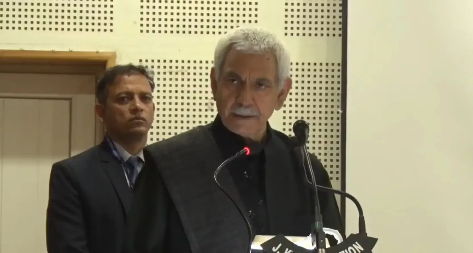 श्रीनगर में एलजी मनोज सिन्हा ने 'महसूस-स्टोरीज ऑफ सोशल ट्रांसफॉर्मेशन' पुस्तक का विमोचन किया