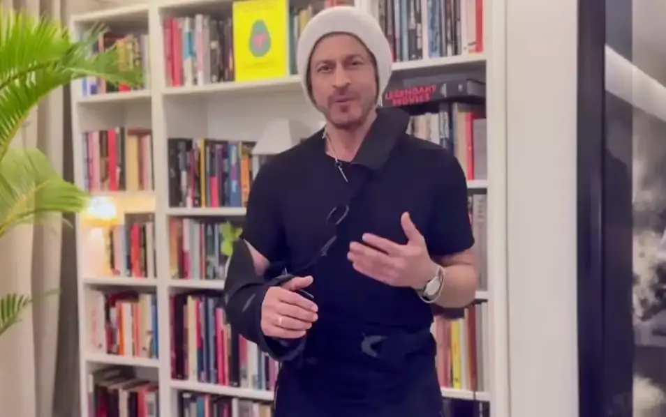 Did SRK's Injured Arm Affect His National Award Message?