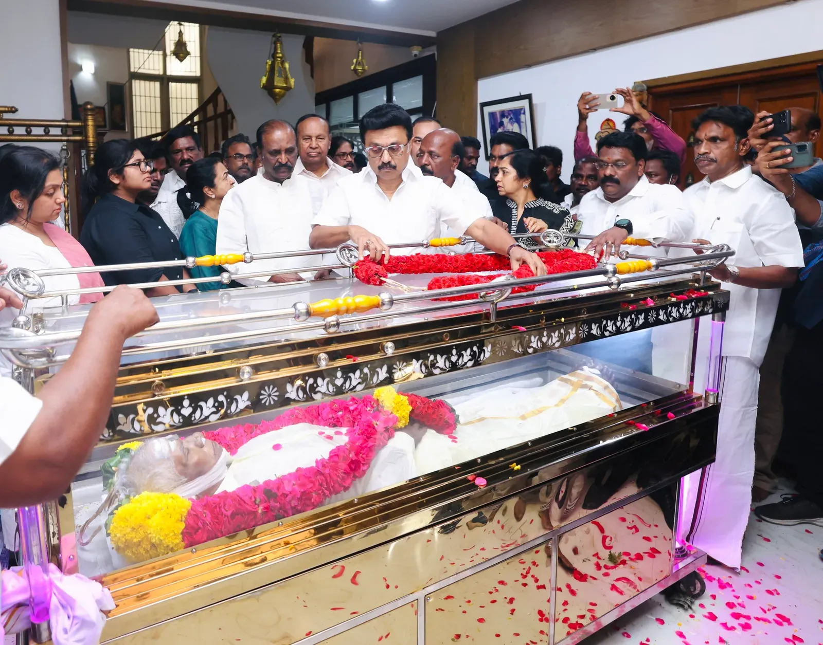 Stalin mourns Bharathiraja, seeks state honours