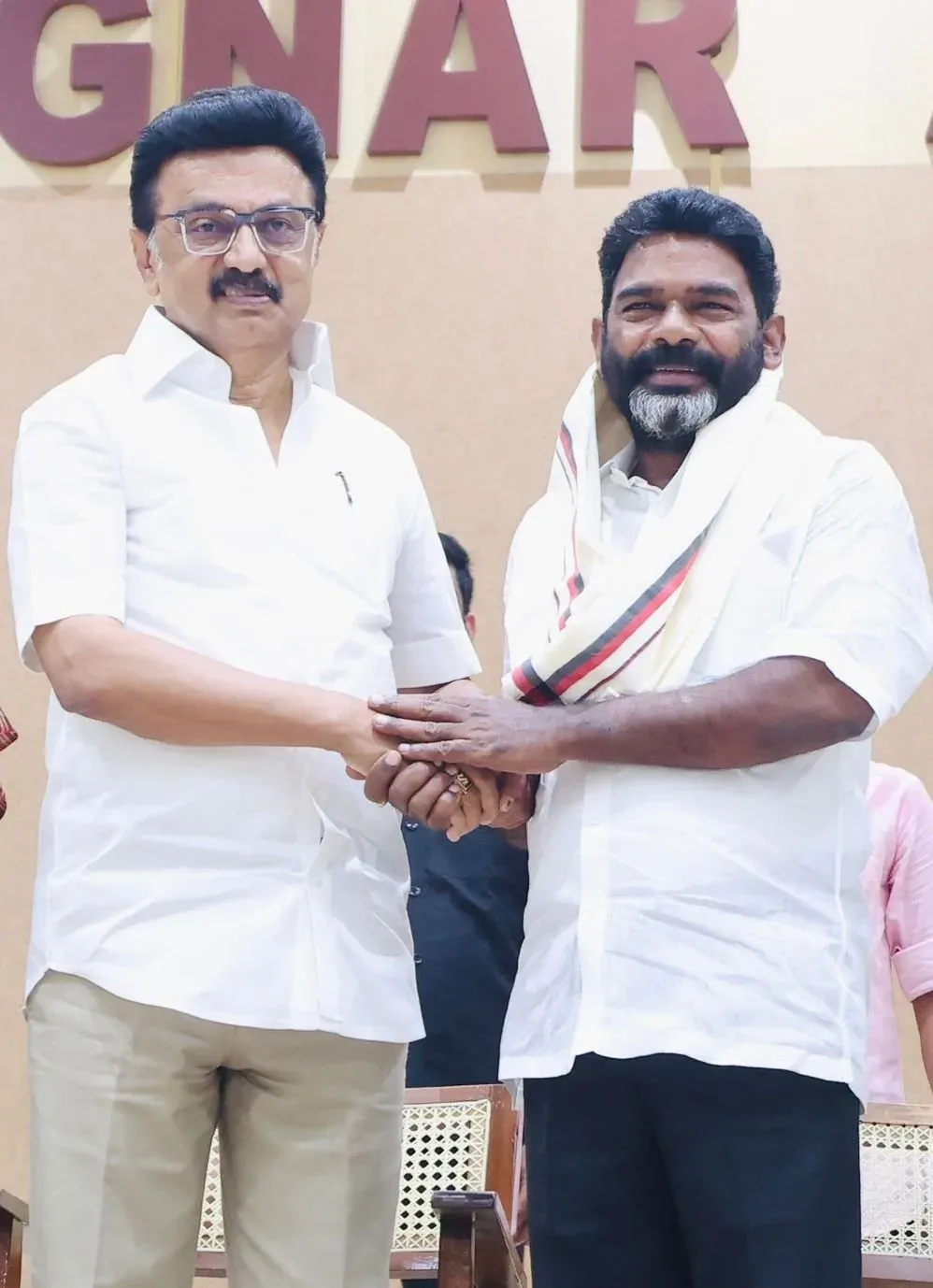 Stalin welcomes ex-MLA Panaiyur Babu, 1,000+ into DMK