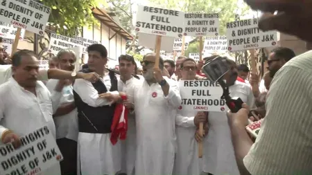 स्टेटहुड की मांग को लेकर दिल्ली में नेशनल कॉन्फ्रेंस का प्रदर्शन, बोले-पीएम मोदी अपना वादा निभाएं