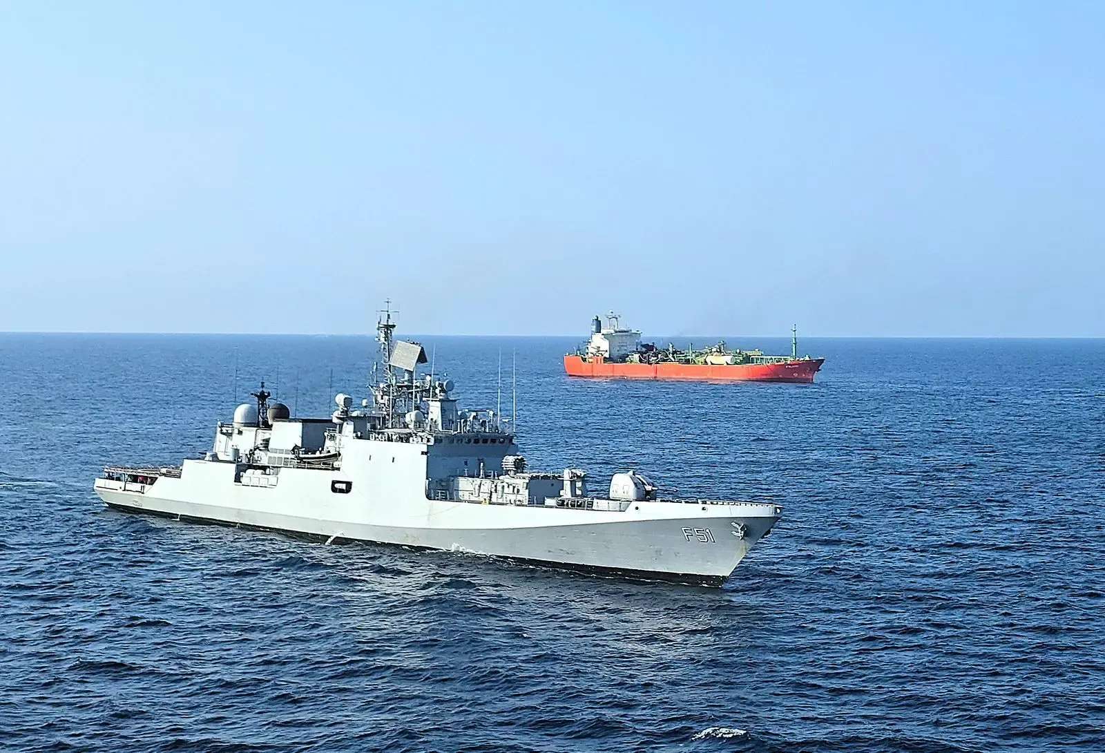 स्ट्रेट ऑफ होर्मुज में भारतीय नौसेना का फ्लैगशिप एस्कॉर्ट, सुरक्षा का सिलसिला जारी
