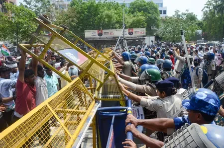 Patna SI candidates breach barricades at JP Roundabout over 1,799-post exam cancellation