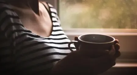 सुबह का पहला घूंट बदल देगा आपकी जिंदगी! आयुर्वेद से जानिए असली हेल्थ हैक