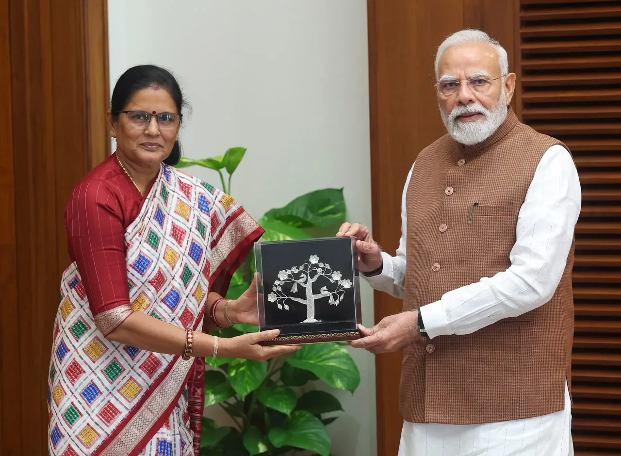 सुभद्रा योजना की 5वीं किस्त: ओडिशा उपमुख्यमंत्री प्रवती परिदा ने PM मोदी से मिलकर दी ₹5,160 करोड़ हस्तांतरण की जानकारी