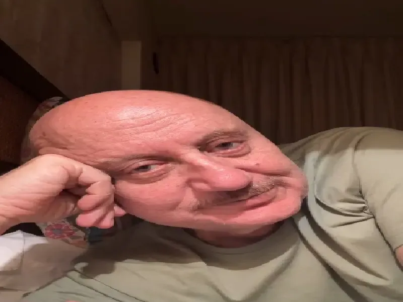 अनुपम खेर का 499वां शो, सूजे पैर के बावजूद 'शो मस्ट गो ऑन' का अर्थ समझा