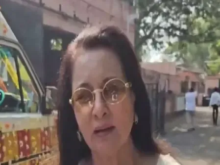 सुलक्षणा पंडित के अंतिम संस्कार में पहुंची पूनम ढिल्लों, कहा, 'उन्होंने बहुत कुछ झेला'