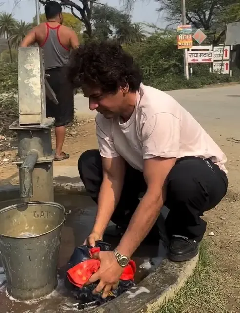 Did Sunil Grover Just Go Desi by Washing Clothes at a Hand Pump?