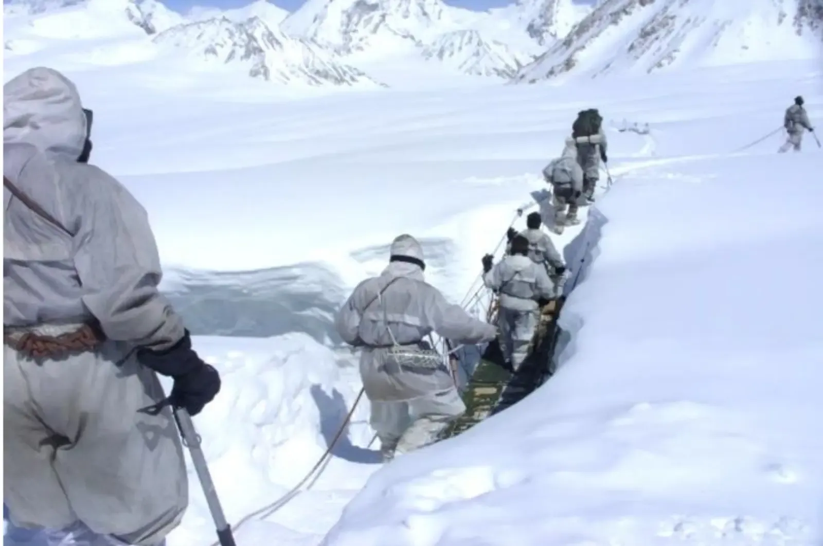 क्या सुपर हाई एल्टीट्यूड क्षेत्रों में तैनात सैनिकों के लिए हाईटेक स्वदेशी वस्त्र और उपकरण उपलब्ध हैं?