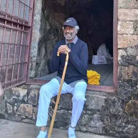 सुपरस्टार रजनीकांत ने हिमालय में महावतार बाबाजी की गुफा में लगाया ध्यान 