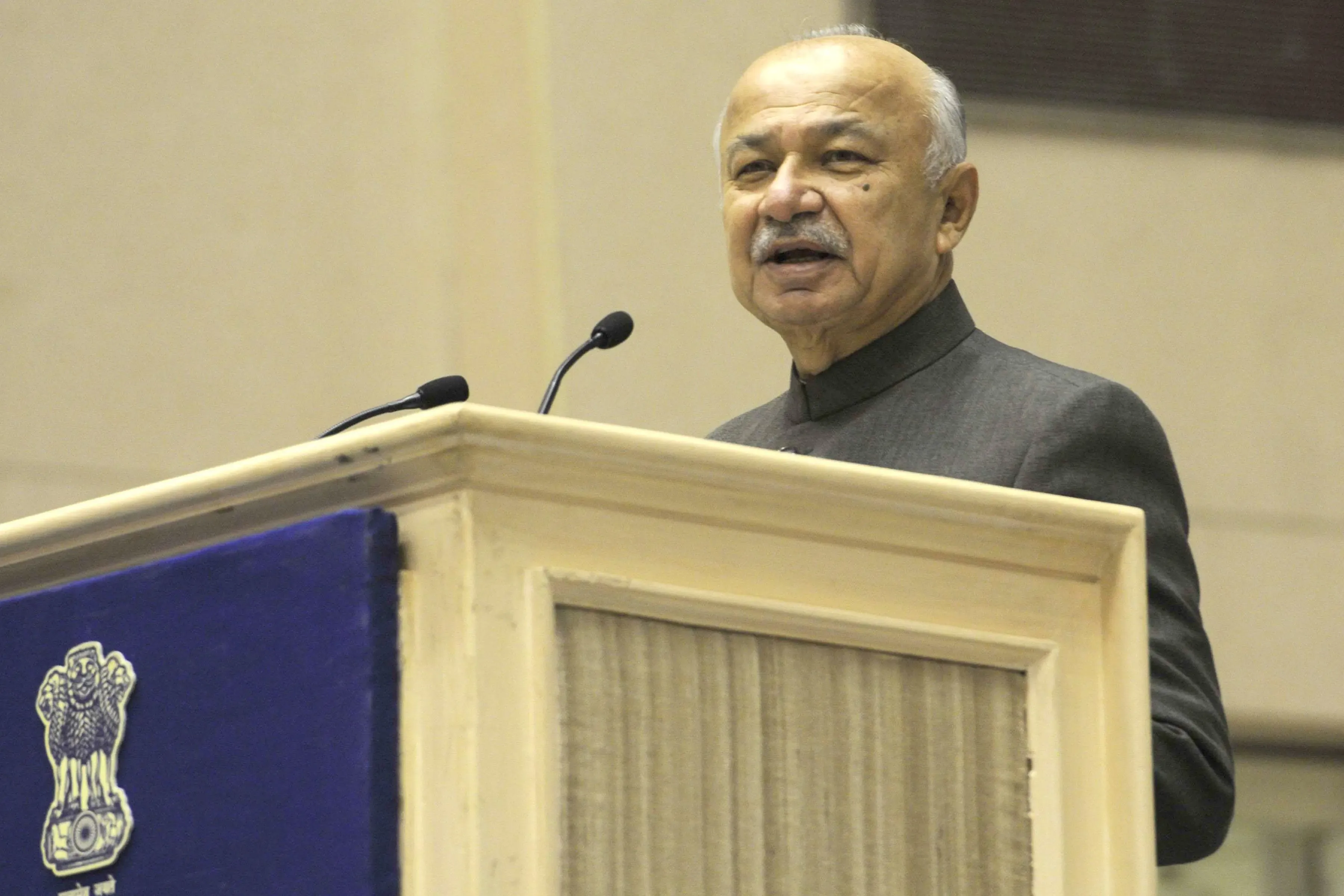 क्या सुप्रिया सुले के नॉनवेज खाने के बयान पर सुशील कुमार शिंदे की प्रतिक्रिया ने सियासत को गरमाया?