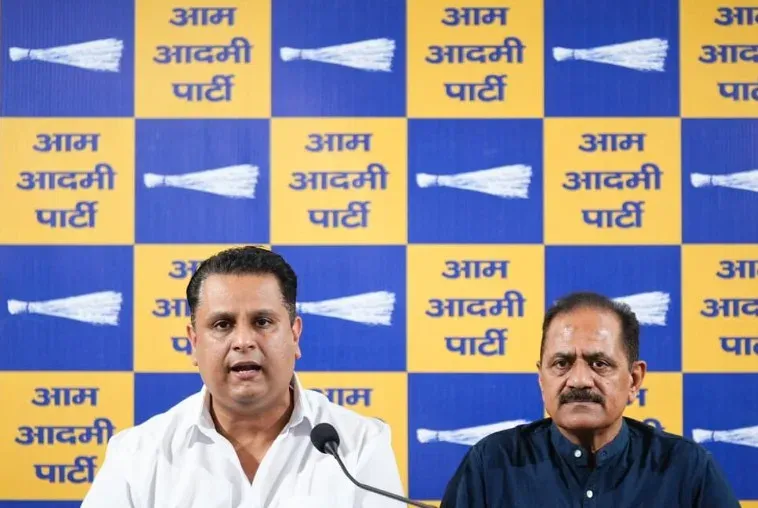 मुंडका में सेप्टिक टैंक में दम घुटने से 3 मौतें, 'आप' ने दिल्ली में सुरक्षा कानून की मांग की