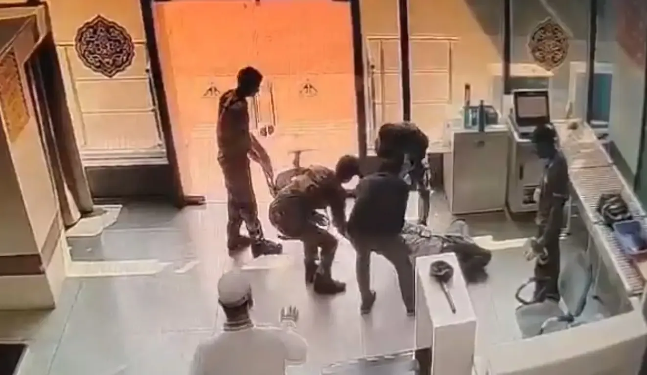सूरत एयरपोर्ट पर CISF जवानों ने बचाई जान, कार्डियक अरेस्ट पीड़ित को तत्काल CPR दिया