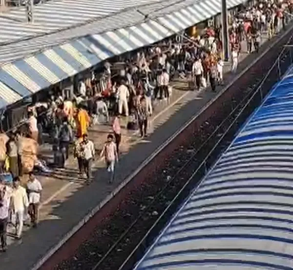 क्या सूरत में दीपावली और छठ पर घर जाने वालों की भीड़ ने रेलवे स्टेशन को परेशान कर दिया?