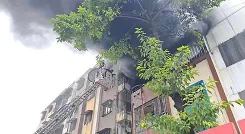 सूरत के कतारगाम में भीषण आग: वंदन एंटरप्राइजेज की इमारत से 2-3 लोगों को बचाया, फायर ब्रिगेड ने पाया काबू