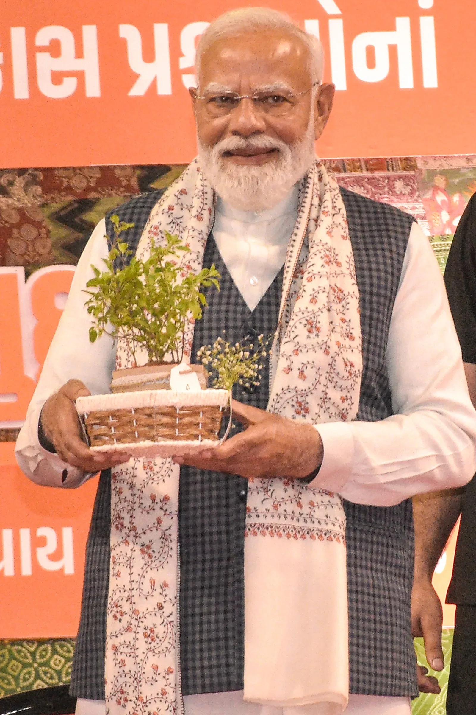सूरत दौरे के बाद PM मोदी ने एक्स पर शेयर किया वीडियो, हजीरा को बताया 'आत्मनिर्भर भारत' का प्रतीक