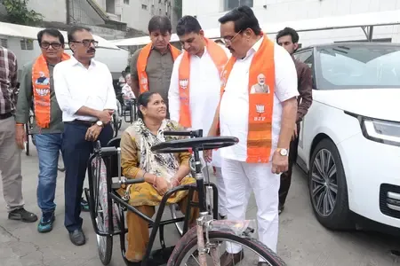 सूरत में पीएम मोदी के 75वें जन्मदिन पर दिव्यांगों को वितरित की गईं 75 व्हीलचेयर