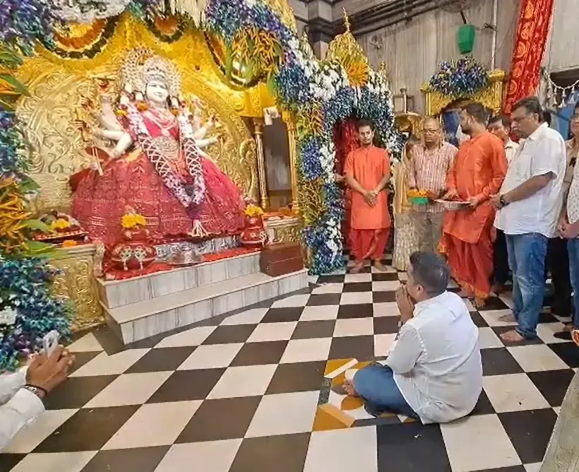 क्या हर्ष संघवी ने शारदीय नवरात्रि के पहले दिन अंबिका निकेतन मंदिर में पूजा की?