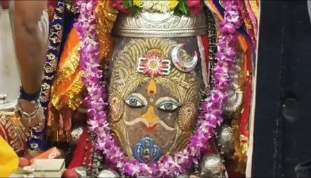 सूर्य, चंद्रमा, त्रिपुंड, नाग और कुंडल से सजे बाबा महाकाल, भस्म आरती में हजारों श्रद्धालु रहे मौजूद
