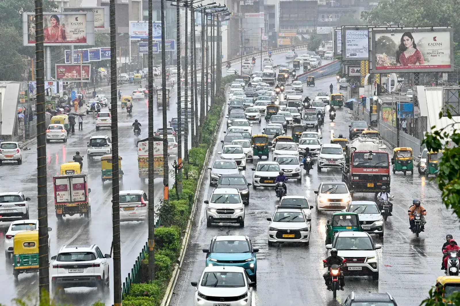 SUVs grab two-thirds of India's car market in FY26; CV sales jump 12.5%