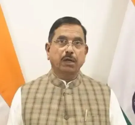 स्वच्छ ऊर्जा पर 'रिवर्स गियर' : प्रह्लाद जोशी ने कर्नाटक की ईवी नीति पर साधा निशाना